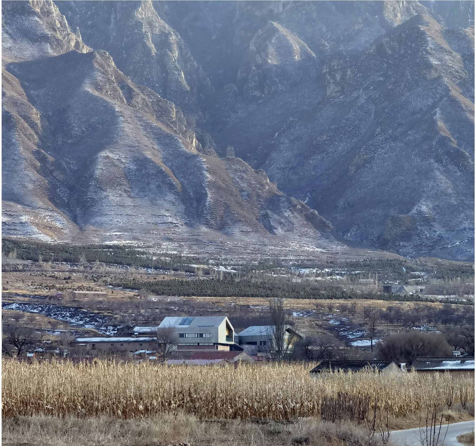01人在远处看建筑和大山