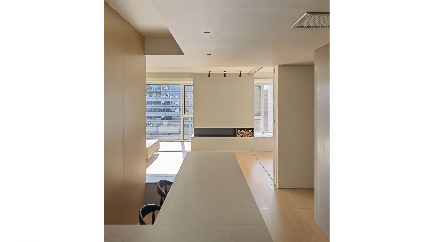 8玄关看向餐桌View of dining table from the entrance